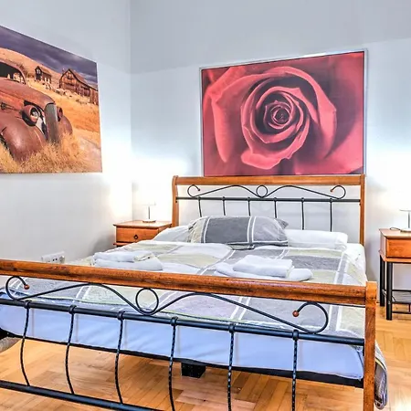 Central Downtown Apartman *
